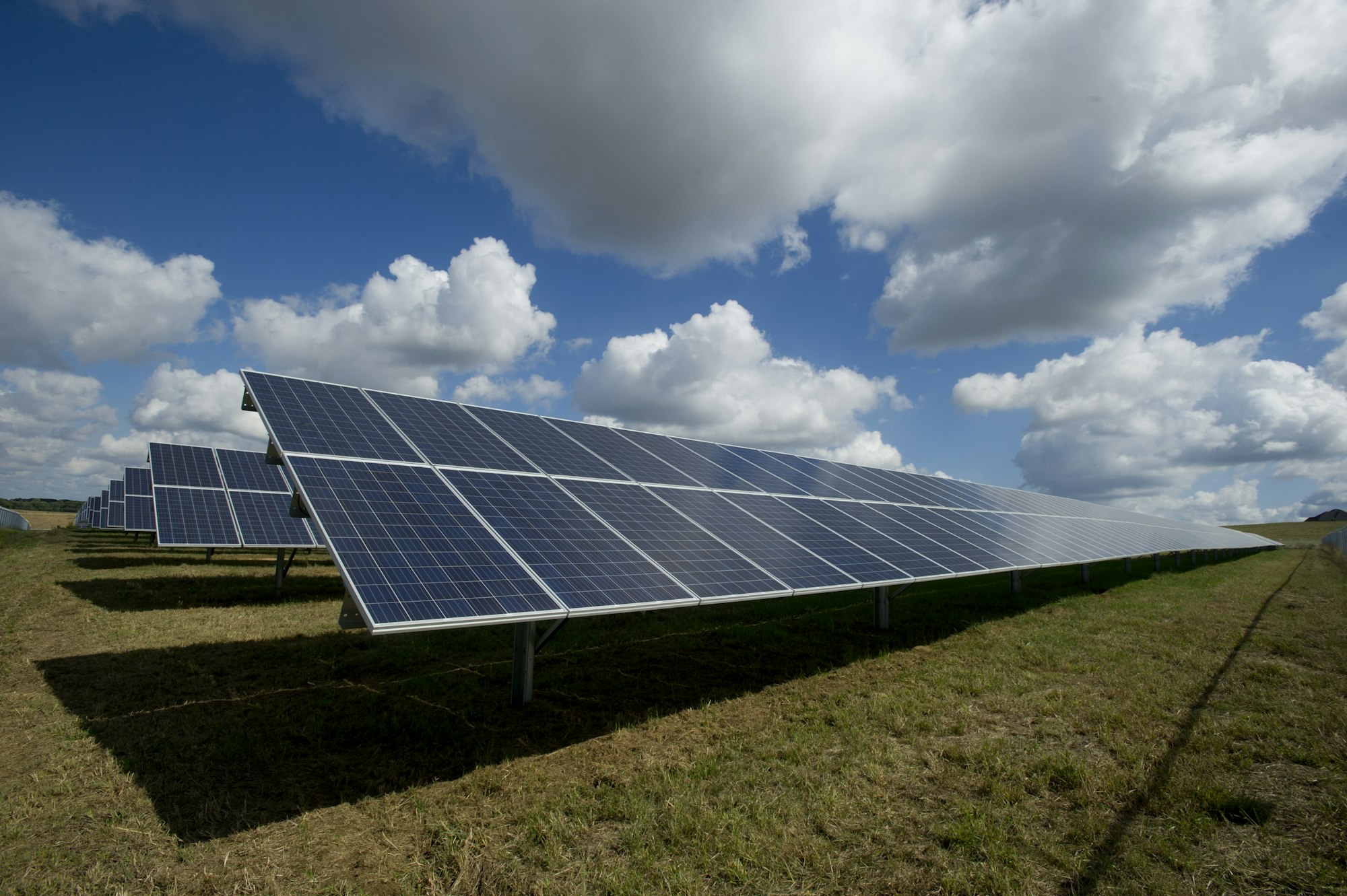 Zonne-energie installatie in open landschap